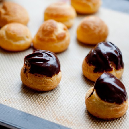 Los profiteroles o petisús son bolas elaboradas con pasta choux que se rellenan con diversos ingredientes según el gusto 