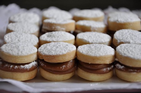  el alfajor es un dulce, se compone de dos o más galletas unidas por un relleno dulce y generalmente bañadas en chocolate,coco rallado o bien glaseado o azúcar glas.