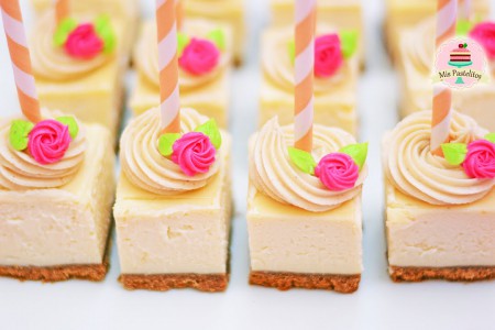 Cheesecakes es unn pastel de queso que puede ser hecho de sabores como fresas, chocolate ect.... Presentado de mil formas