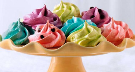 El merengue o suspiros, es un tipo de postre que pude ir saborisados, rellenos y de diferentes colores